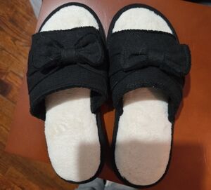 Isotoner Black Women's Slippers with Bow Size 6.5-7